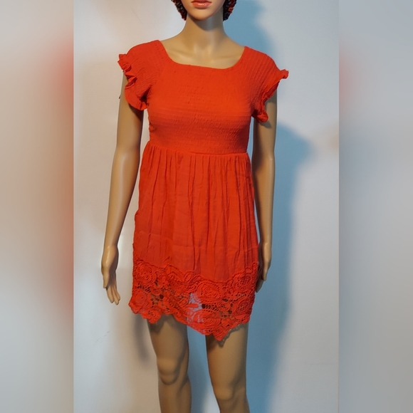 Statement Red: Icon Apparel's Vibrant Short-Sleeve Dress in Size M - Picture 4 of 16